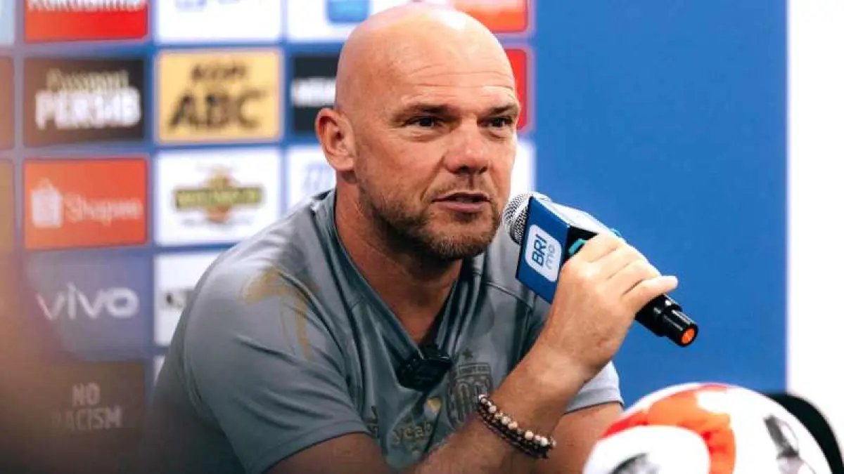 MENGAKU PUNYA SENJATA RAHASIA : Pelatih Bali United, Johnny Jansen optimistis bisa meredam Maung Bandung. (foto:media bali united)
