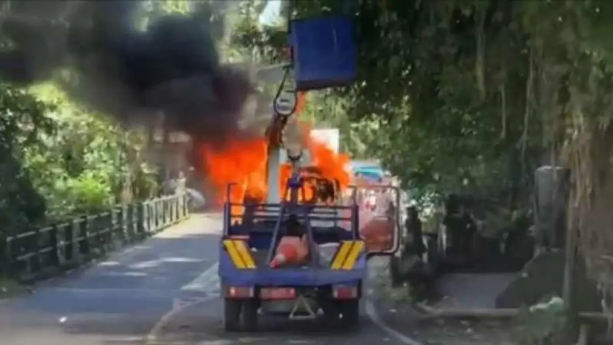 TERBAKAR : Kendaraan skylift hangus dilalap api saat tengah bertugas di Jalan Raya Blusung, Tampaksiring, Sabtu (11/4/2026) siang.(ist)