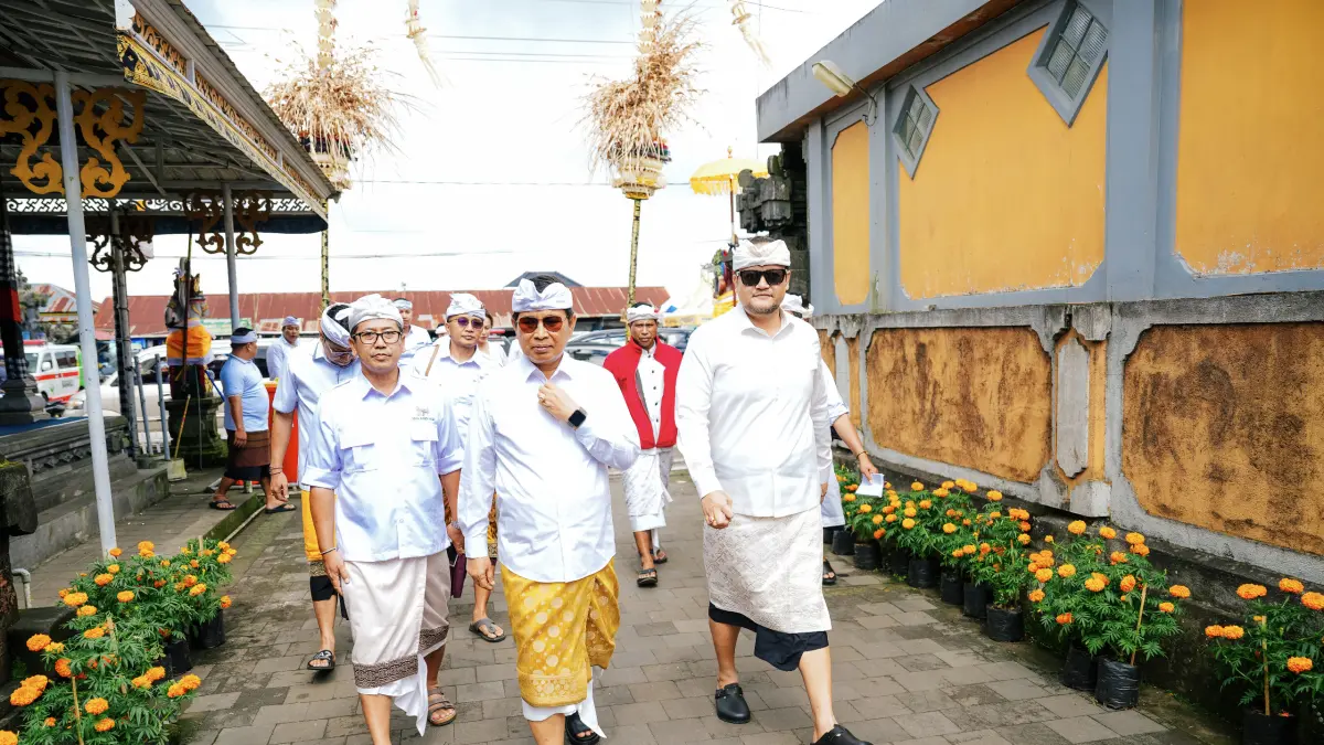 Bupati Badung I Wayan Adi Arnawa (tengah).