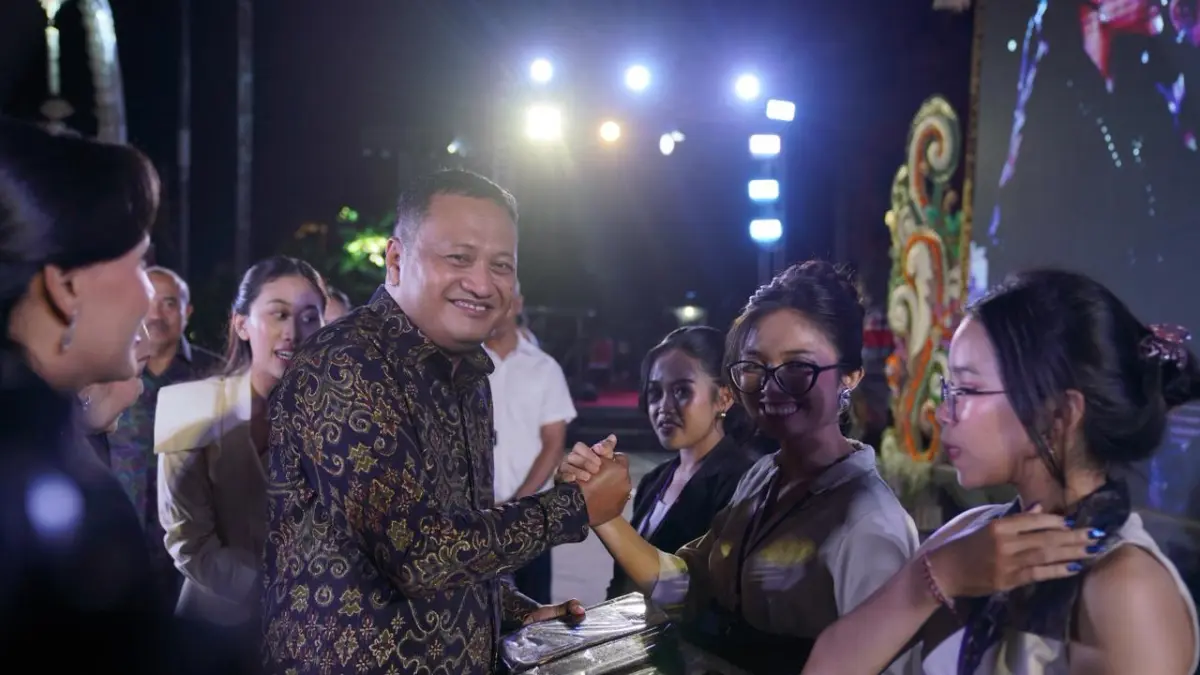 Bupati Gianyar I Made Mahayastra saat Grand Final Lomba Fashion Design dan Silver Jewellery Design di Open Stage Balai Budaya Gianyar, Minggu (12/4).