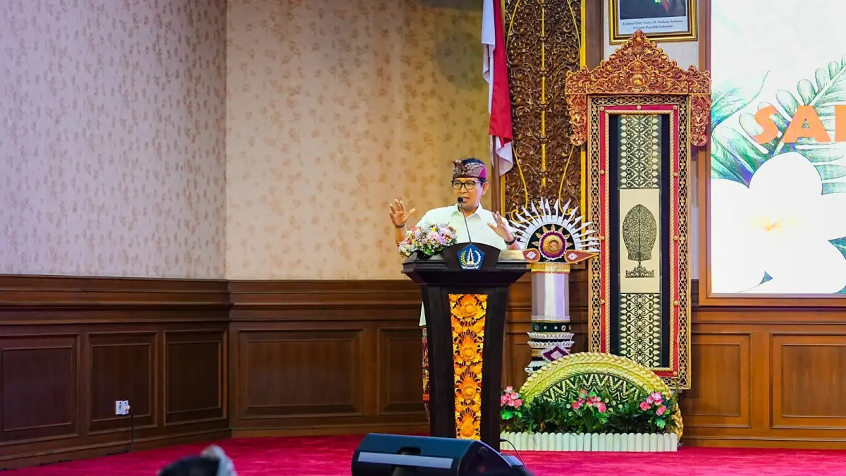 Bupati Wayan Adi Arnawa, saat menghadiri Lokasabha VI Pratisentana Bendesa Manik Mas (PBMM) Kabupaten Badung di Ruang Kertha Gosana, Puspem Badung, Minggu (12/4).