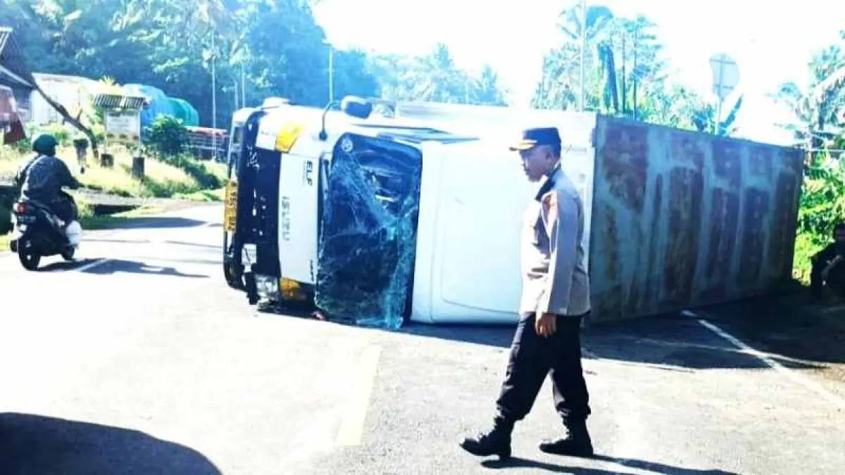 NAHAS DI JALAN RAYA: Truk terguling di KM 57–58, Banjar Pengeragoan Dangin Tukad, Pekutatan, Jembrana. (Polsek Pekutatan)