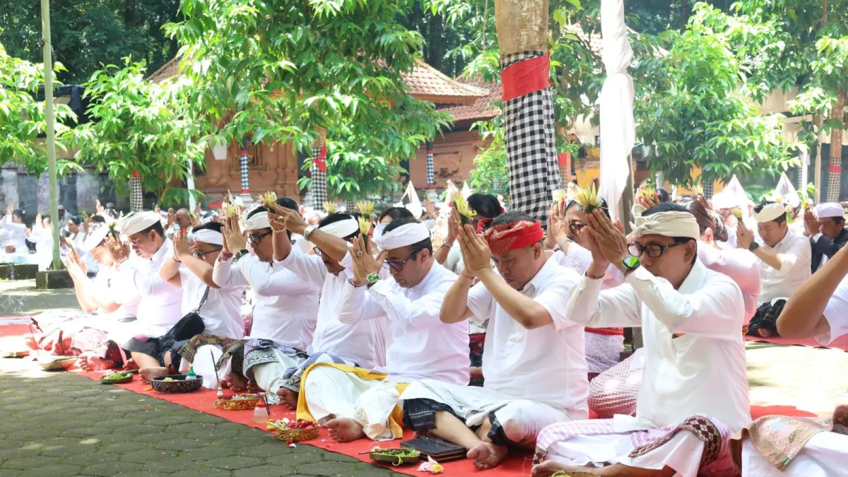 Pemkot Denpasar gelar Bhakti Penganyar serangkaian Pujawali ke-69 dan Perayaan Hari Raya Pagerwesi, di Pura Giri Luhur Giri Salaka, Alas Purwo, Banyuwangi, Sabtu (11/4/2026).