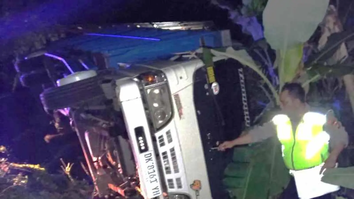 TRAGIS : Tempat kejadian AA Mayun Yuniastuti terhantam truk. (ist)