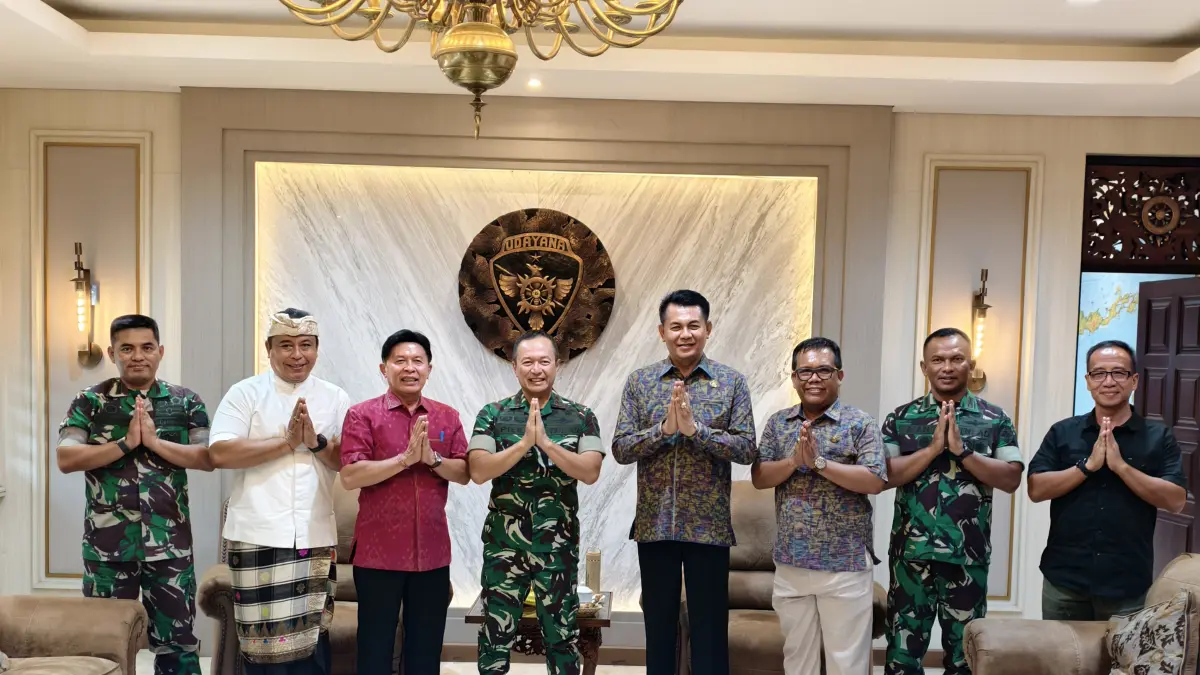 AUDIENSI: Ketua DPRD Bali Dewa Made Mahayadnya, bersama Ketua Pansus TRAP I Made Supartha, Wakil Ketua Anak Agung Bagus Tri Candra Arka, dan Gede Harja Astawa bertemu Pangdam IX/Udayana Mayjen TNI Piek Budyakto, Senin (13/4/2026).