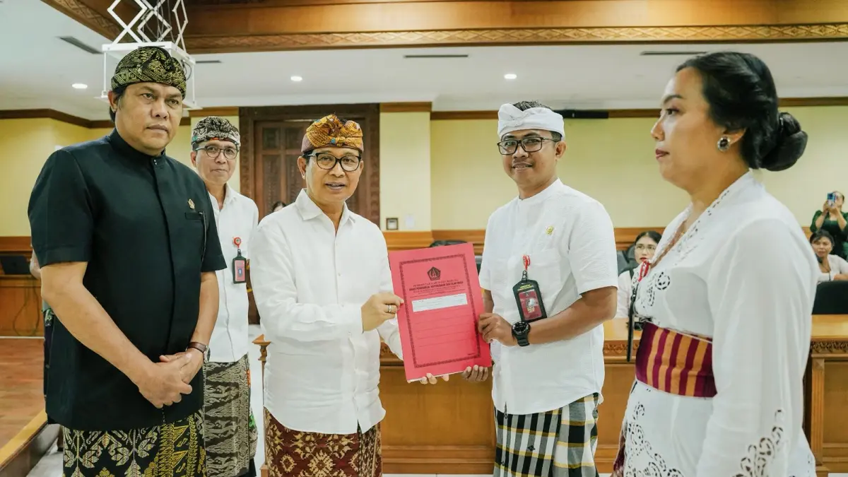 Bupati Wayan Adi Arnawa, menyerahkan SK. Pengangkatan Kepala Sekolah di Ruang Kriya Gosana, Puspem Badung, Kamis (9/4).