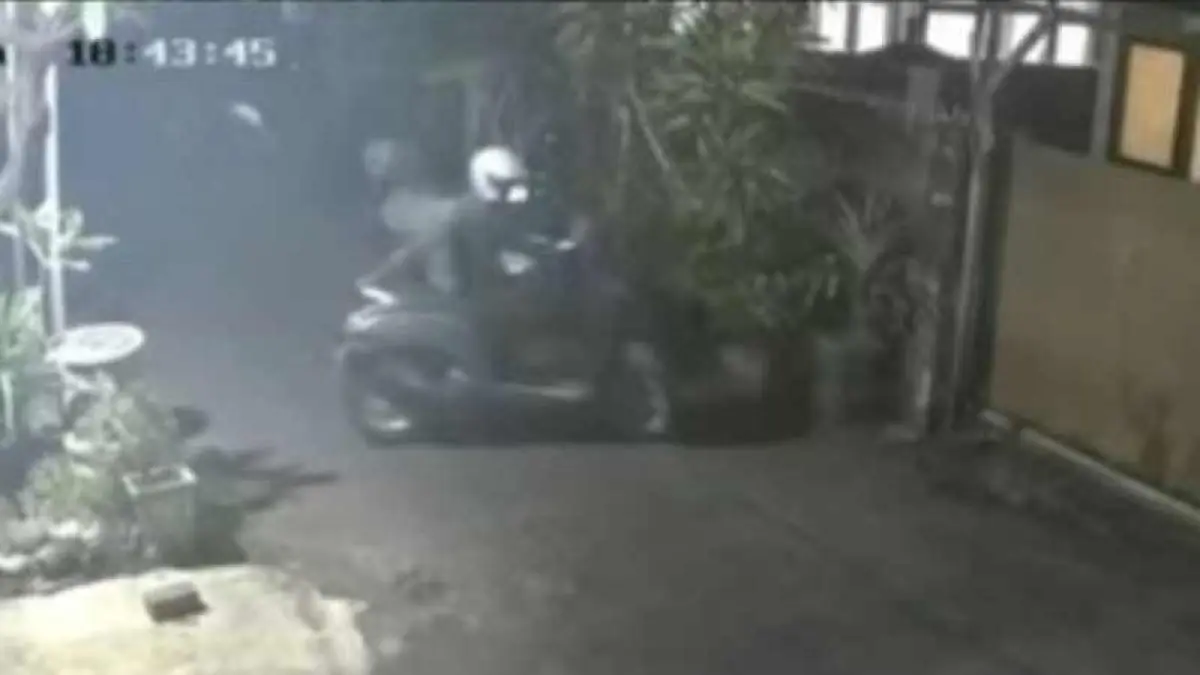 CUEK AMBIL MOTOR: Tangkapan layar rekaman CCTV memperlihatkan seorang pria mengenakan helm putih santai ambil motor. (ist)