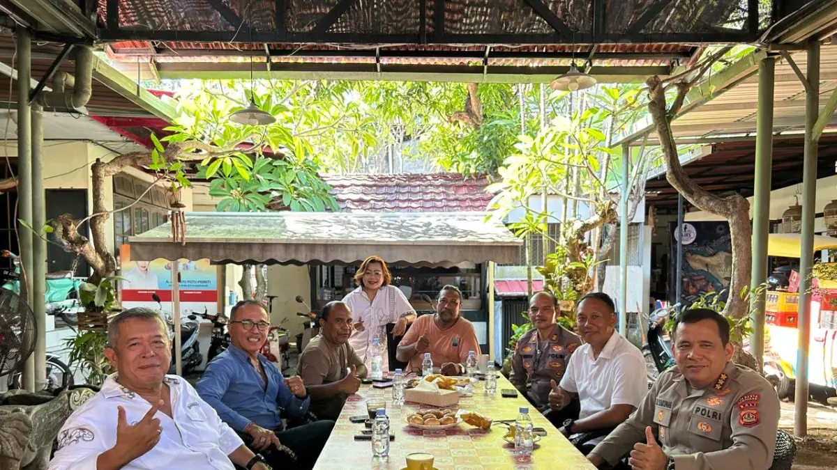 NGOPI BARENG:&nbsp; Ketum Rumah Besar Flobamora Indonesia Yusdi Diaz (kiri) bersama jajaran Diaspora NTT saat menerima Kapolresta Denpasar Kombes Pol. Leonardo David Situmorang (kanan) di Denpasar, Senin 13 April 2026.&nbsp;
