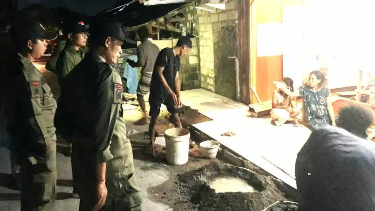 RAZIA KELILING : Petugas Satpol PP &nbsp;tengah menggelar sidak di Desa Ped, Nusa Penida, Klungkung. (foto: Satpol PP Klungkung)