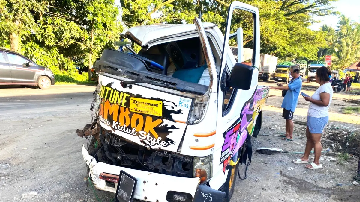 RINGSEK : Isuzu pikap &nbsp;yang dikemudikan I Putu Agus Rama ringsek usai kecelakaan. (ist)