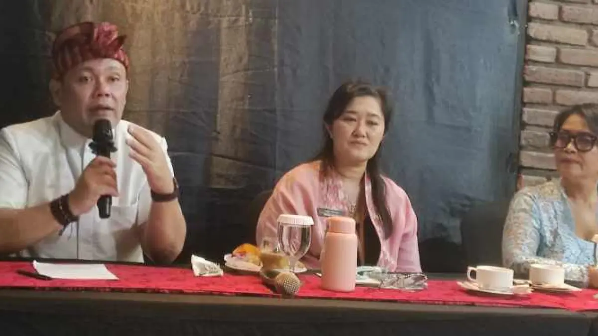 SAMPAIKAN OTOKRITIK : &nbsp;(Kiri ke Kanan) Azwi Awi selaku Ketua Umum ASPPI,AA Made Anggia Widana selaku Kepala Bidang Destinasi Pariwista, Dispar Bali dan IG Putu Ayu Sumarni Ketua Asosiasi Pelaku Pariwisata Indonesia (ASPPI) DPD Bali. (Foto: &nbsp;Marsellus Pampur)