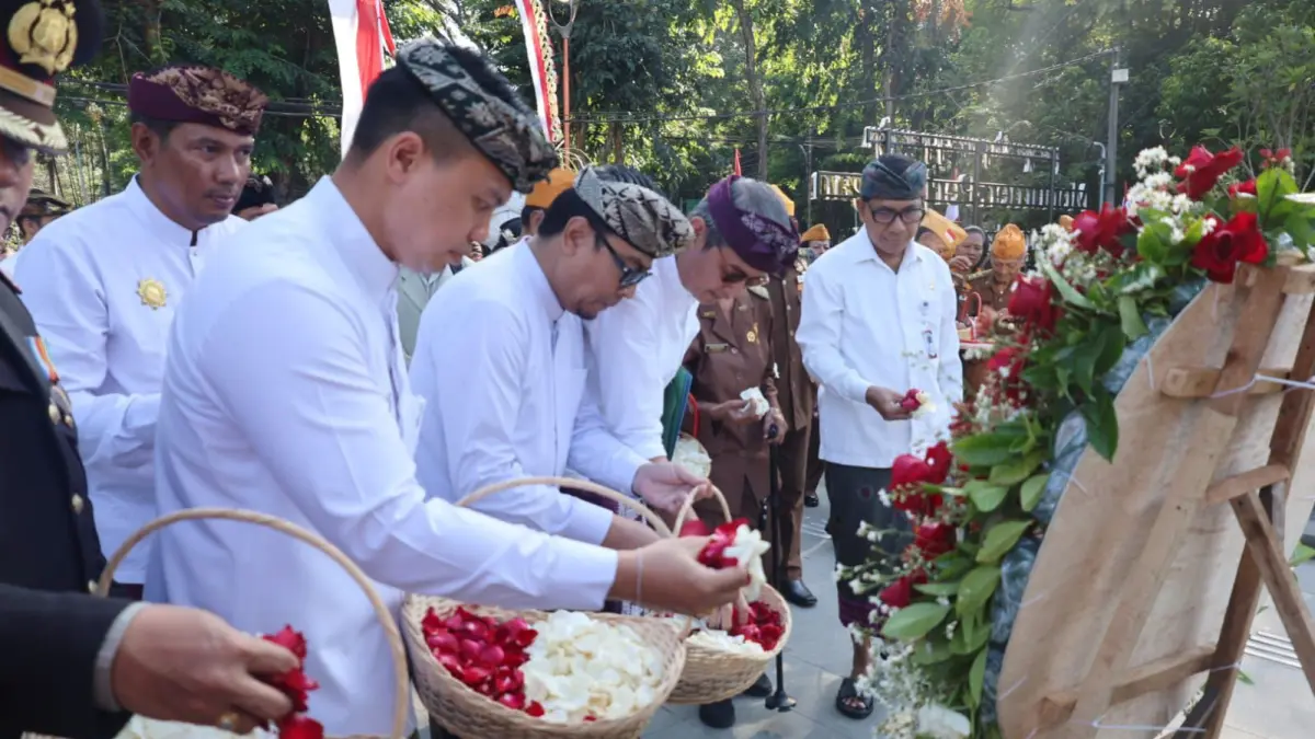 TABUR BUNGA: Wakil Wali Kota Denpasar I Kadek Agus Arya Wibawa, tabur bunga peringatan Serangan Umum Kota Denpasar Ke- 80 Tahun 2026 di Lapangan Puputan Badung I Gusti Ngurah Made Agung, Denpasar, Senin (13/4/2026).