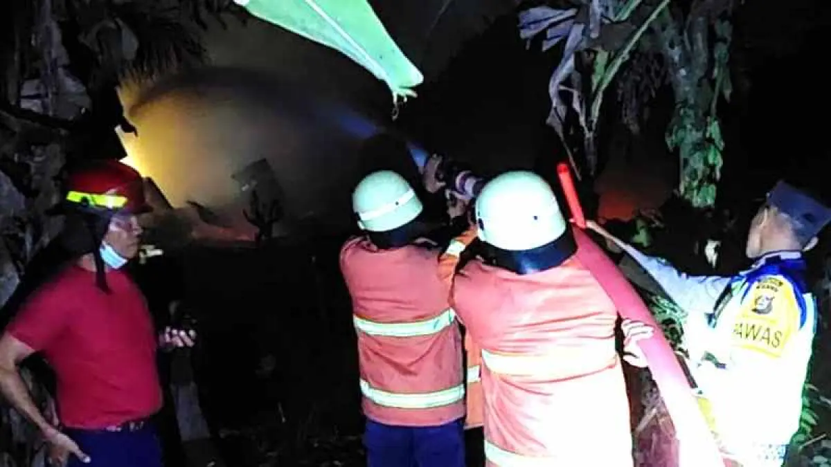 TERBAKAR : Warung sembako warga Banjar Dinas Bukit Kangin, Desa Tenganan, hangus terbakar. (ist)