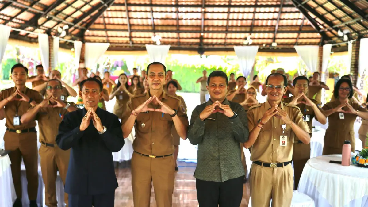 Wakil Bupati Klungkung Tjokorda Gde Surya Putra (dua dari kiri depan) saat Rapat Penyamaan Persepsi Kepala LKD se-Bali di Kenyeri Garden & Shala, Semarapura&nbsp; Senin (13/4/2026).