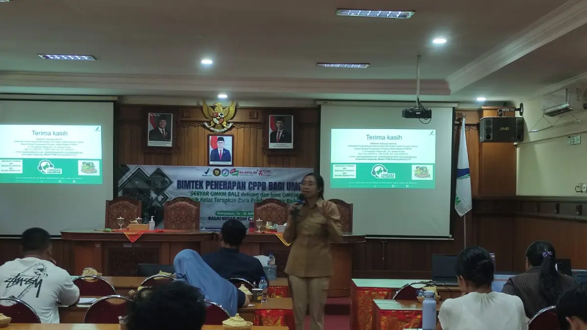 Bimbingan teknis oleh Ketua Tim Pelayanan Publik dan Komunikasi BBPOM di Denpasar, Putu Ekayanti kepada para pelaku UMKM, Selasa (14/4/2026). (Marsellus Pampur/Radar Bali)