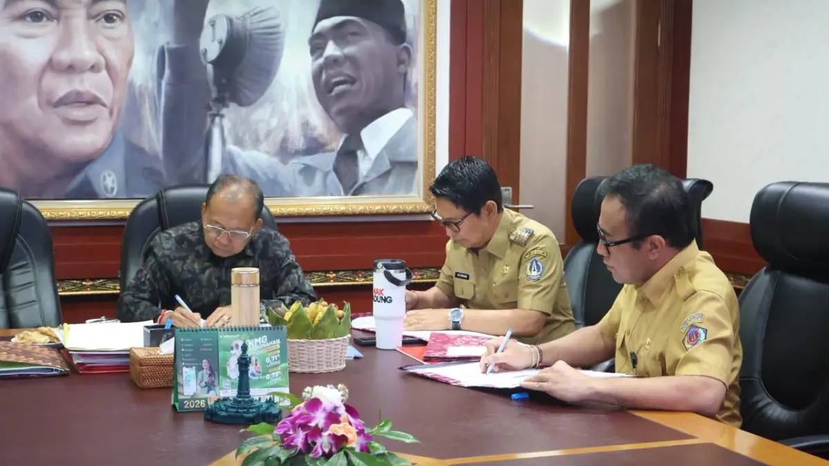 Bupati I Wayan Adi Arnawa (tengah) menandatangani perjanjian kerjasama pembangunan fasilitas PSEL Denpasar Raya di Kantor Gubernur Bali, Renon, Denpasar, Senin (13/4).