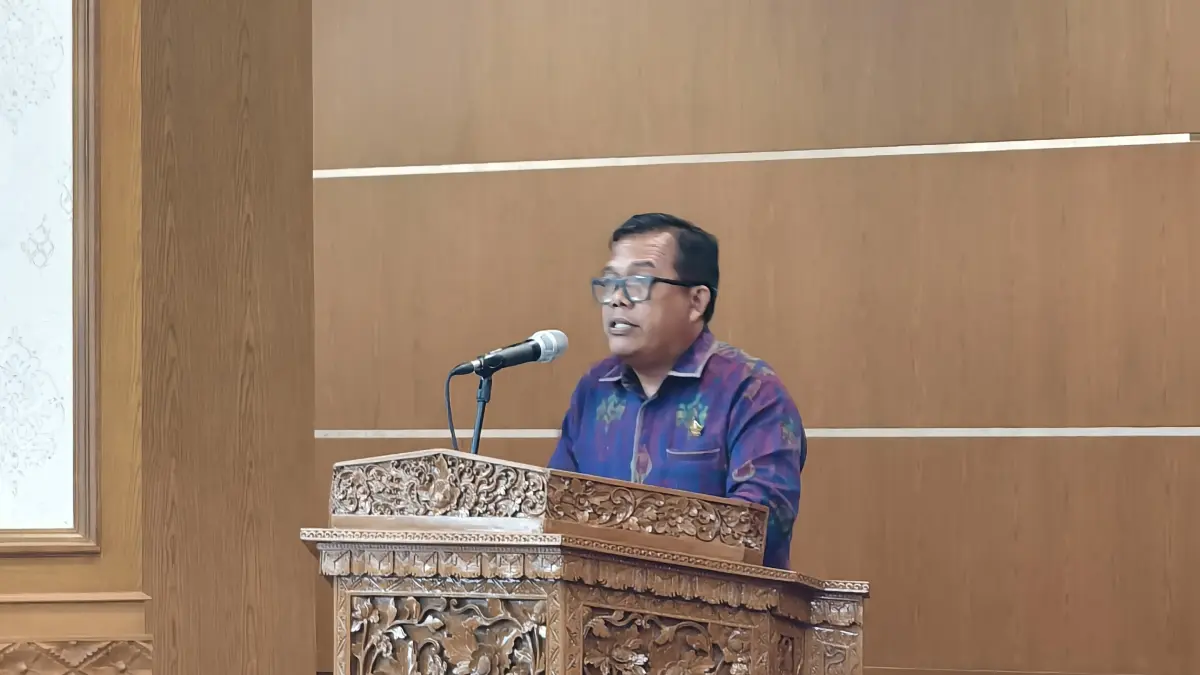 Ketua Fraksi Gerindra - PSI membacakan pemandangan umum usai sidang paripurna, Selasa (14/4). (Novi Febriani/Radar Bali)