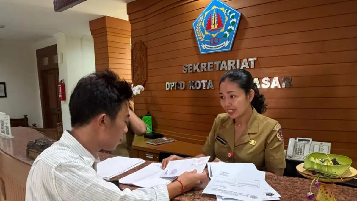 Made Hiroki saat menyerahkan undangan untuk wali kota. 