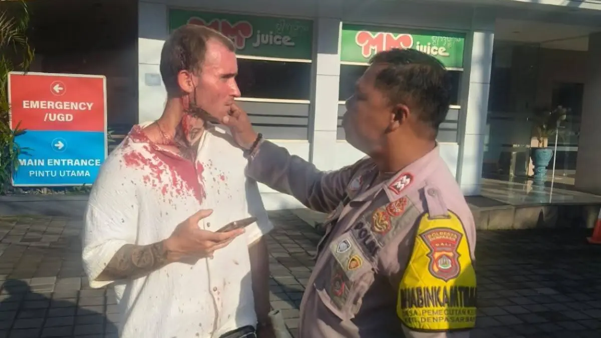 NGAWUR: Seorang anggota kepolisian menenangkan pelaku WNA yang diduga melakukan penganiayaan di IOWA Gym, Jalan Pura Demak I, Denpasar Barat, Rabu (15/4/2026) (ISTIMEWA/radarbali.id)