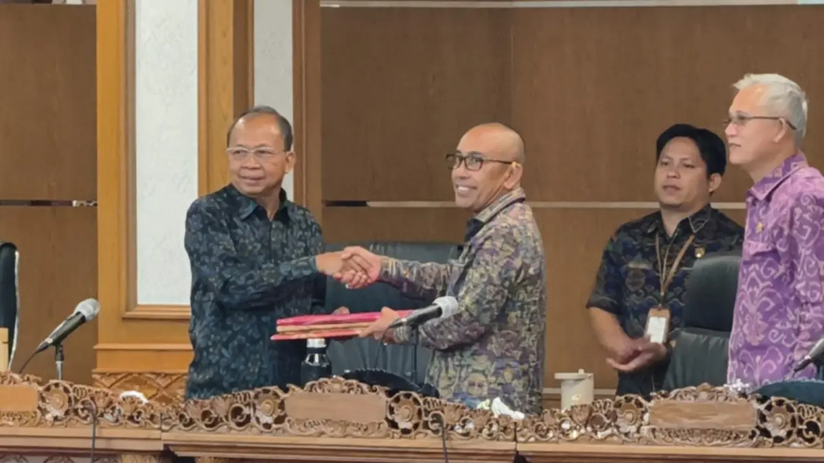 SETUJU: Wakil Ketua I DPRD Bali I Wayan Disel Astawa menyerahkan keputusan fraksi kepada Gubernur Bali Wayan Koster di Ruang Sidang Utama DPRD Bali, Selasa (14/4).
