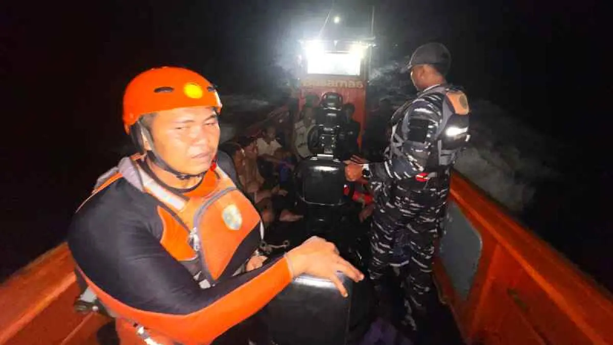 TERSELAMATKAN: Penyelamatan 8 ABK yang perahunya terbalik akibat dihempas ombak di Perairan Nusa Lembongan. (Foto: Basarnas Bali)