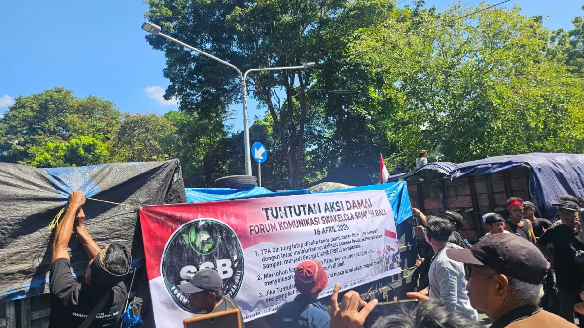MEMUNCAK: Ratusan operator truk yang tergabung Forum Komunikasi Swakelola Sampah Bali (SSB) "menggempur" kawasan pemerintahan Renon, tepatnya di depan Kantor Pusat Pengendalian Lingkungan Hidup (PPLH) Bali Nusra, Kementerian Lingkungan Hidup, Jalan Juanda, Niti Mandala, Renon, Kamis pagi (16/4/2026). (NI KADEK NOVI FEBRIANI/radarbali.id)