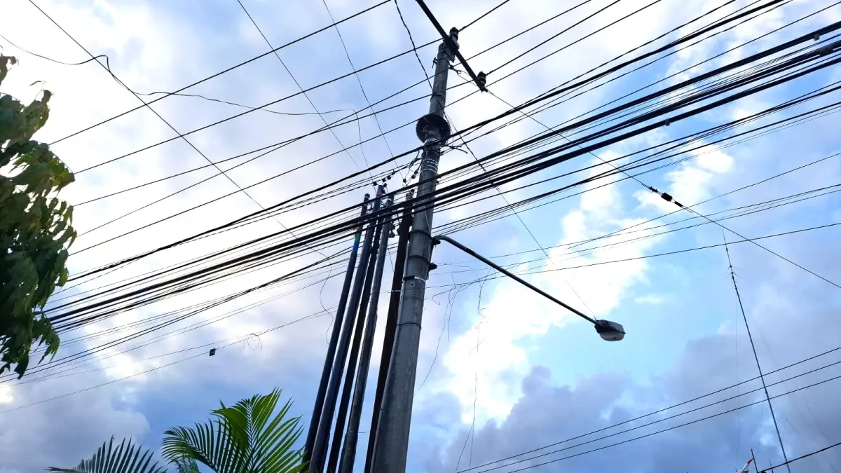 ACAK-ACAKAN: Semrawutnya kabel telekomunikasi di Klungkung. (Dewa Ayu Pitri Arisanti/Radar Bali)