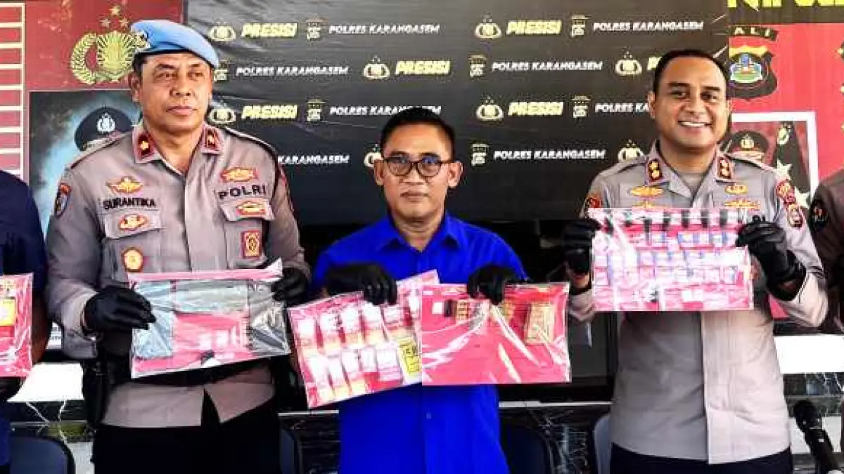 BEBER BB : Kapolres Karangasem, AKBP I Made Santika didampingi Kasat Narkoba, AKP I Nengah Sunia saat menunjukkan barang bukti narkotika jenis sabu dan Ganja. (Foto zulfika Rahman)