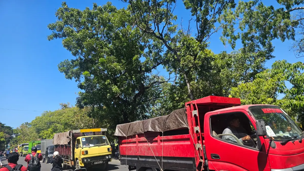 DARURAT SAMPAH: Forum Komunikasi Sampah Swakelola Bali (SSB) dengan semua armada angkut truk ramai-ramai mendatangi kantor LH di Renon, Kamis 16 April 2026.