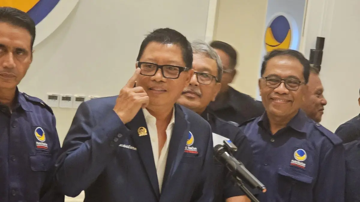 DIBANTAH: Ketua DPW NasDem Bali I Nengah Senantara (tengah) didampingi kader NasDem merespons isu partai NasDem yang fusi dengan Gerindra, di Kantor DPW NasDem Bali (14/4/2026) (NI KADEK NOVI FEBRIANI/radarbali.id)