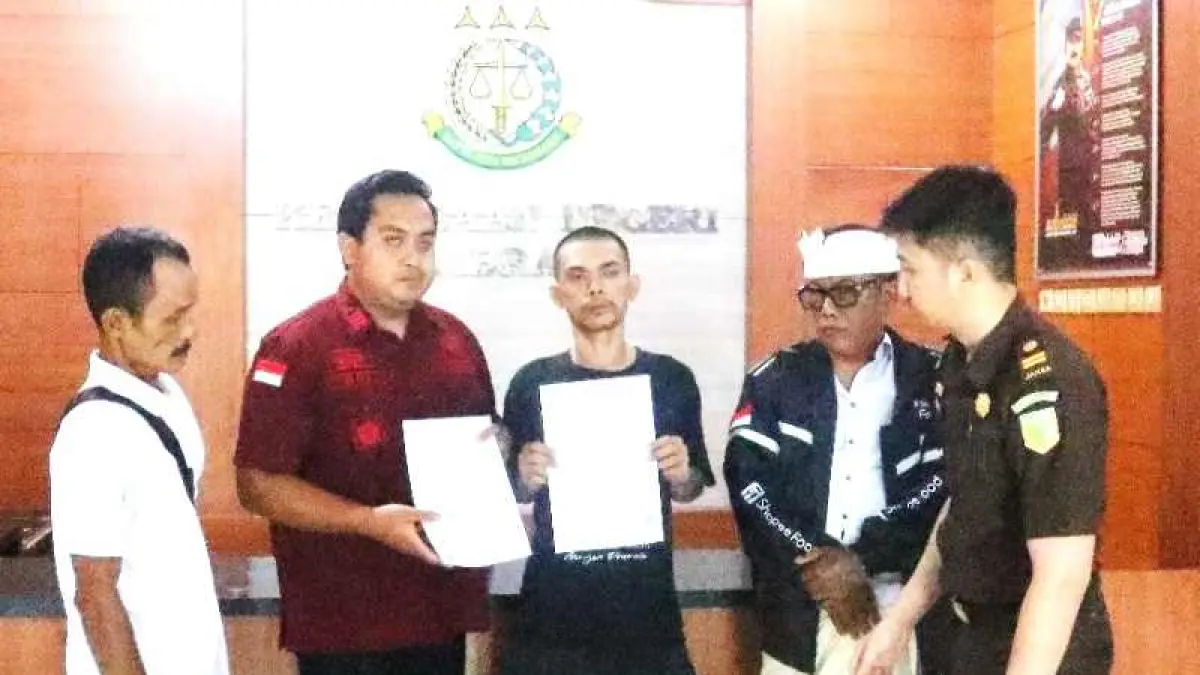 DIDAMAIKAN : Penyerahan SKP2 kepada tersangka di Kejaksaan Negeri Jembrana. (foto: Kejari Jembrana)