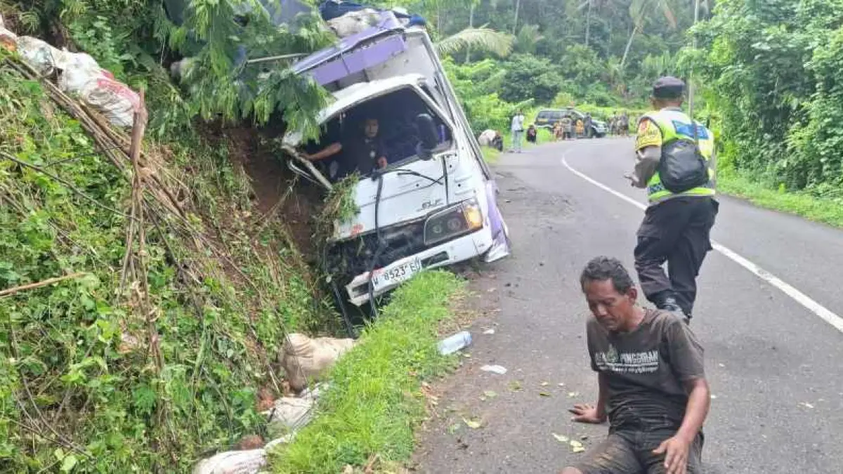 GEGARA REM: Kondisi truk yang remnya blong di Jalan Jurusan Suraberata-Belatungan, Selemadeg Barat, Tabanan. (juliadi/radar bali)