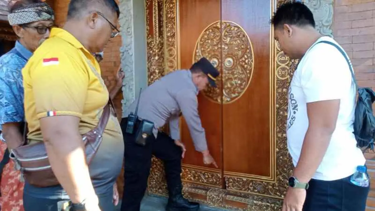 GELAR OLAH TKP : anggota Polsek Tabanan yang melakukan olah TKP di Pura Dalem di Banjar Buahan Selatan, Desa Buahan, Tabanan.&nbsp;(ist)
