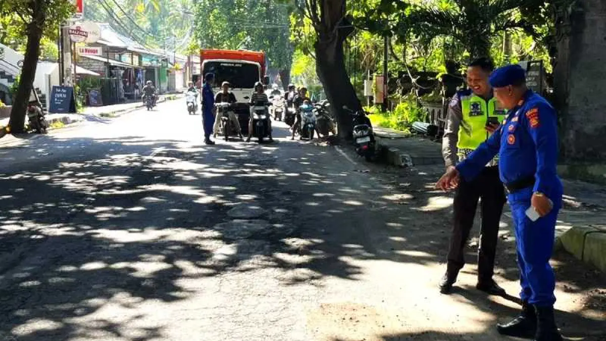 GELAR OLAH TKP : Polisi melakukan olah TKP di depan Pos TNI AL Cadas, Banjar Dinas Samuh, Desa Bugbug, Karangasem,seusai kejadian. (ist)
