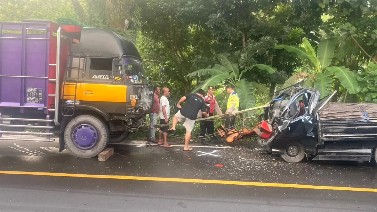 HARI NAHAS : Kondisi pikap bernopol DK 8414 DH yang alami kecelakaan di Jalan Denpasar-Gilimanuk. (juliadi/radar bali)