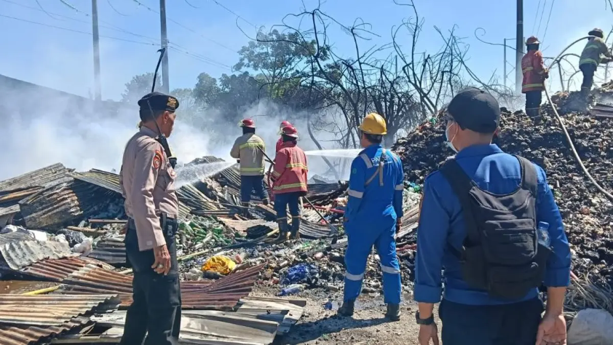JADI ARANG: Petugas pemadam kebakaran Kota Denpasar berupaya memadamkan api yang membakar tiga bedeng barang rongsokan di kawasan Jalan TPA Suwung, Denpasar Selatan, Selasa (14/4/2026). (istimewa/radarbali/id)