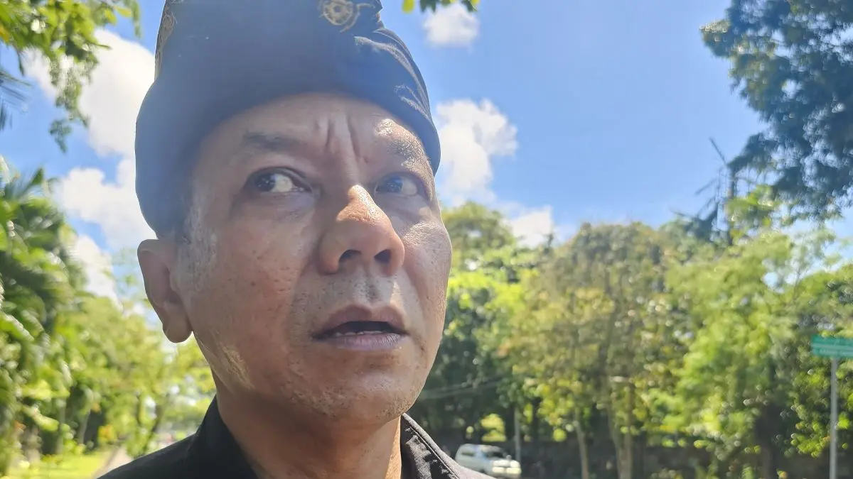 Kepala PPLH Bali dan Nusa Tenggara Nyoman Santi saat dtemui usai bertemu dengan Gubernur Bali, Wali Kota Denpasar, Bupati Badung dan perwakilan Forum SSB di Kantor Pusat Pengendalian Lingkungan Hidup (PPLH) Bali dan Nusa Tenggara, Kamis (16/4/2026)