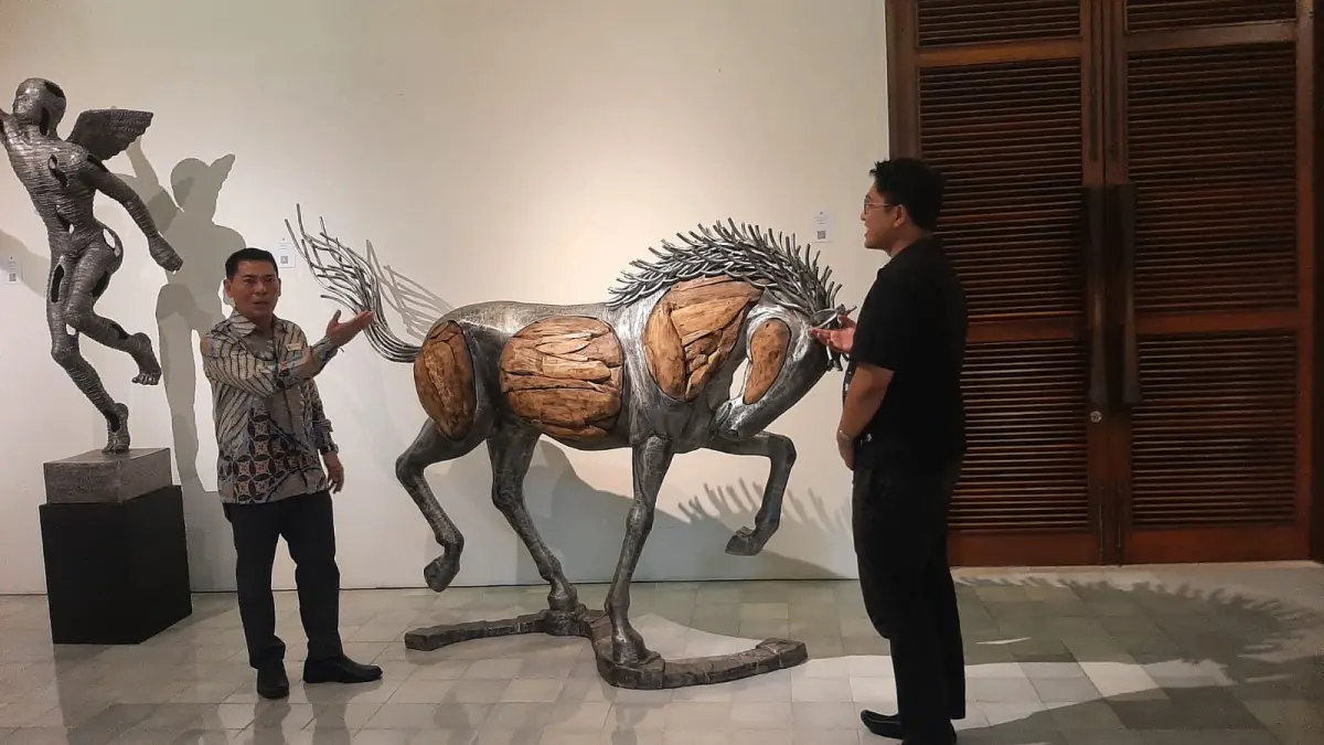 KUDA 70: Creative Director, Magistyo Tahun Emas Raharjo alias Magis (kanan) dan GM Sudamala Resort (kiri) di depan patung kuda yang terbuat dari kayu jati dan aluminium. (M.RIDWAN/radarbali.id)