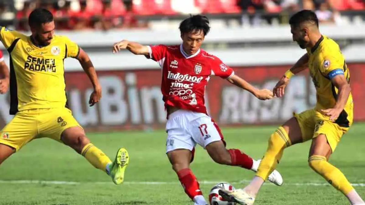 MENYALA : Teppei Yachida (tengah) sudah mengemas empat gol dan dua assist musim ini. (miftahuddin/radar bali)