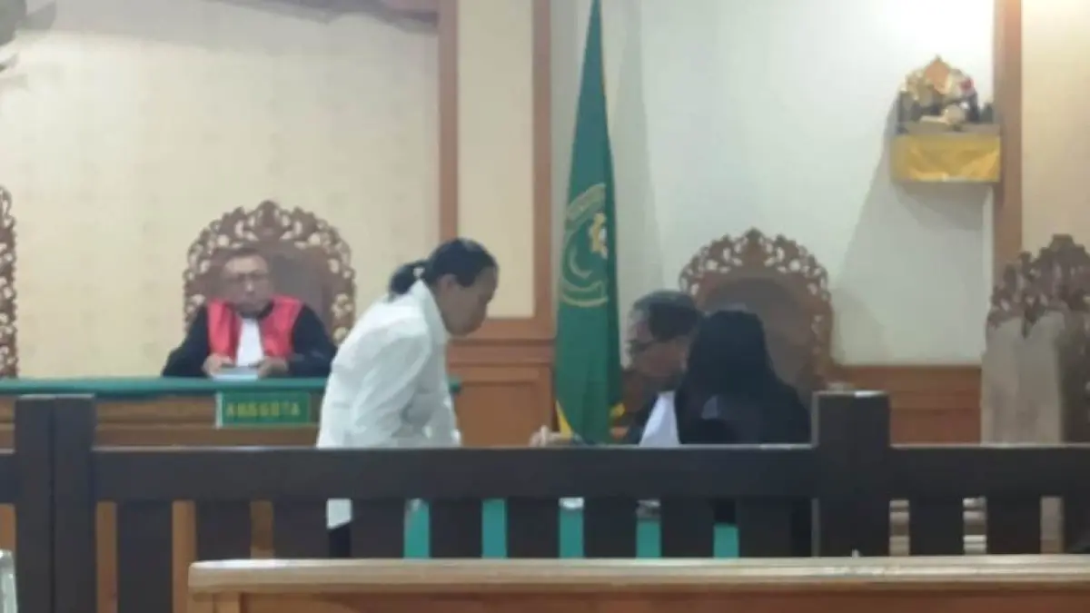 PASRAH: Ni Made Suarsih usai mendengarkan putusan majelis hakim Pengadilan Tipikor Denpasar, Kamis (16/4/2026).