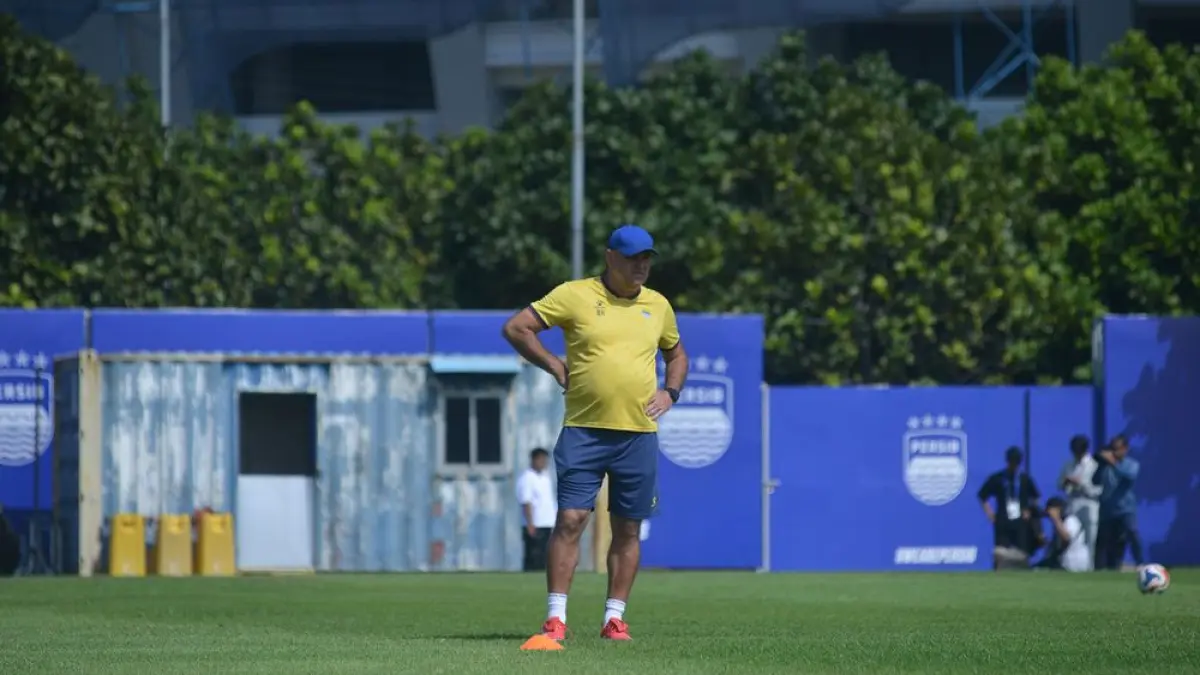 Pelatih Persib Bojan Hodak mengawasi anak buahnya saat berlatih di Stadion GBLA. 