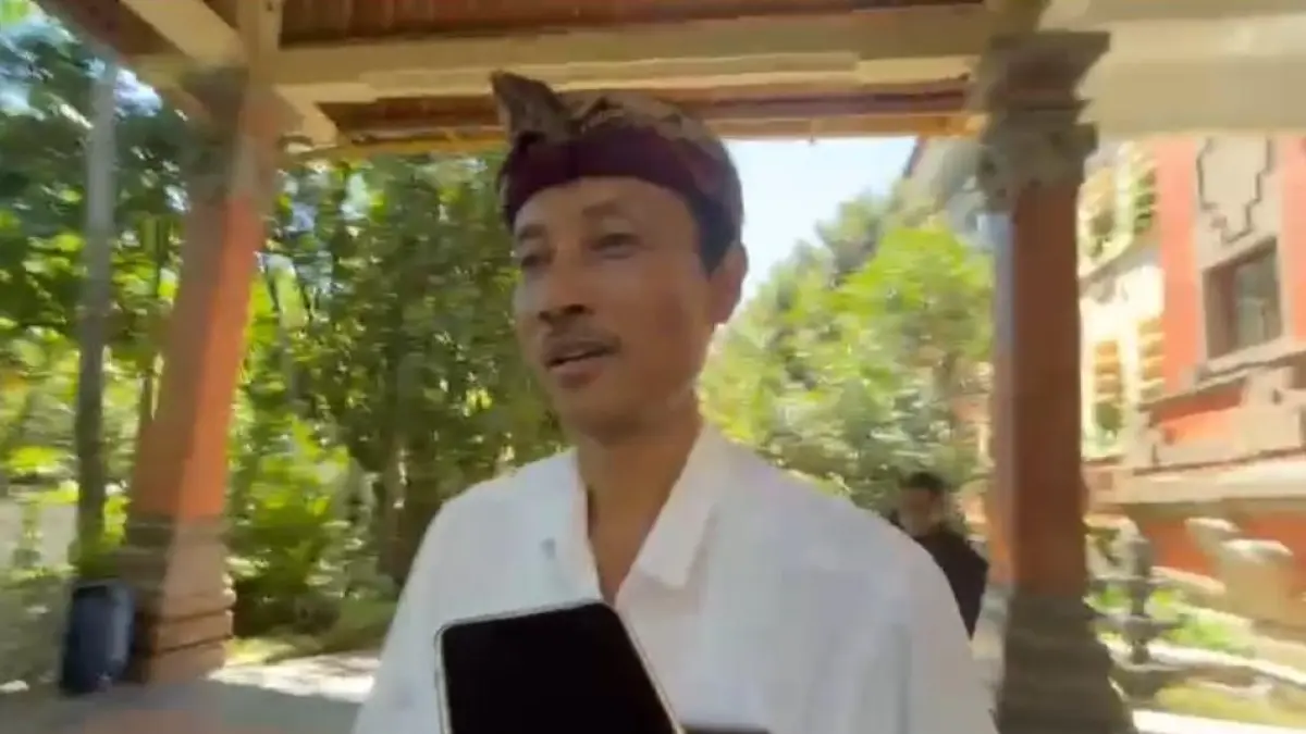 PUSING: Kadis DKLH I Made Dwi Arbani saat menghindari kejaran media di Kantor PPLH Bali usai pertemuan dengan Kepala PPLH Bali, Gubernur Bali, Wali Kota Denpasar, Bupati Badung, dan perwakilan Forum Komunikasi SSB, (Ni Kadek Novi Febriani/radarbali.id)
