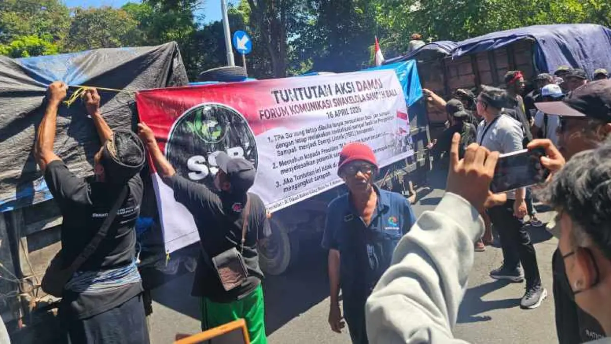 UNJUK RASA: Armada truk Forum Komunikasi Swakelola Sampah Bali (SSB) melakukan aksi bersama di Renon Niti Mandala. (ni kadek novi febriani)