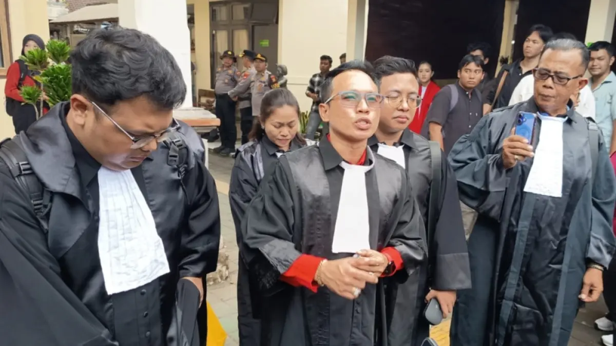 BERI PENJELASAN: Kuasa hukum pelapor kasus jual beli tanah di Jimbaran, Made Suardana (tengah).