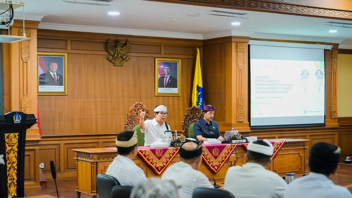 Bupati Wayan Adi Arnawa memimpin rapat pembahasan laporan kinerja sektoral serta evaluasi ASPER PSBS bertempat Ruang Rapat Kriya Gosana, Puspem Badung, Kamis (16/4).
