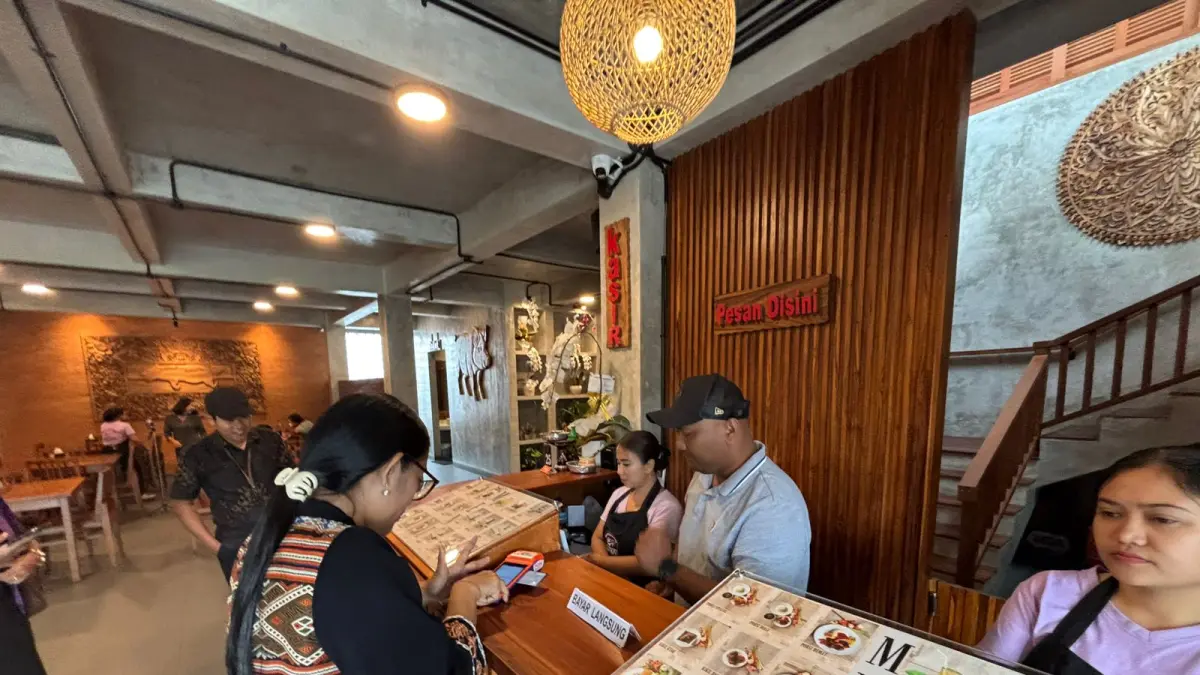 Owner Depot Betty I Putu Bayu Ekayana melayani pelanggan.