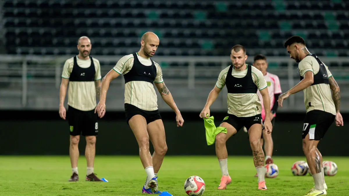 Pemain Persebaya berlatih menjelang pertandingan melawan Madura United di pekan ke-28 BRI Super League. 