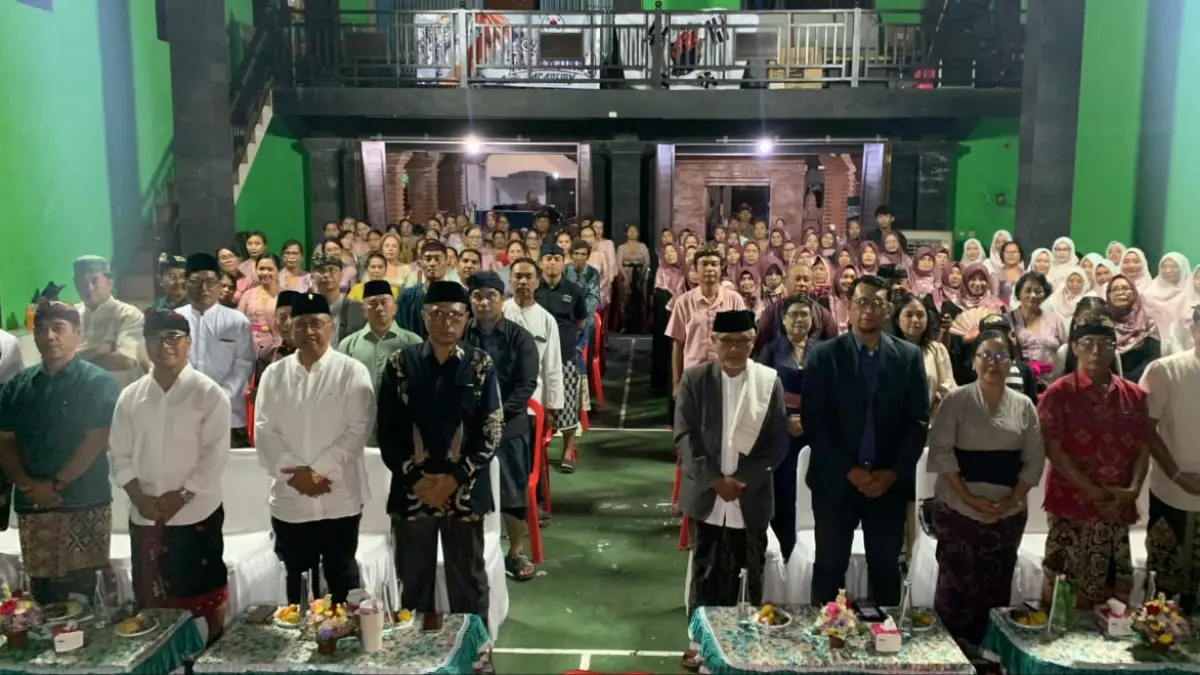 PESAN TOLERANSI: Tokoh masyarakat dan tokoh lintas agama bersama-sama umat beragama dalam Perayaan Hari Besar Keagamaan di Balai Banjar Bhineka Nusa Kangin, Dalung Permai, Rabu (15/4/2026).