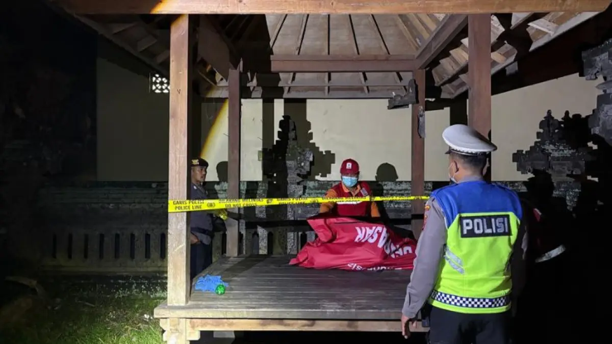 TKP: Petugas kepolisian melakukan olah tempat kejadian perkara di lokasi ditemukannya jasad pemulung di bale bengong kawasan Setra Pitik, Denpasar Selatan, Rabu (15/4) malam. (IS/radarbali.id)