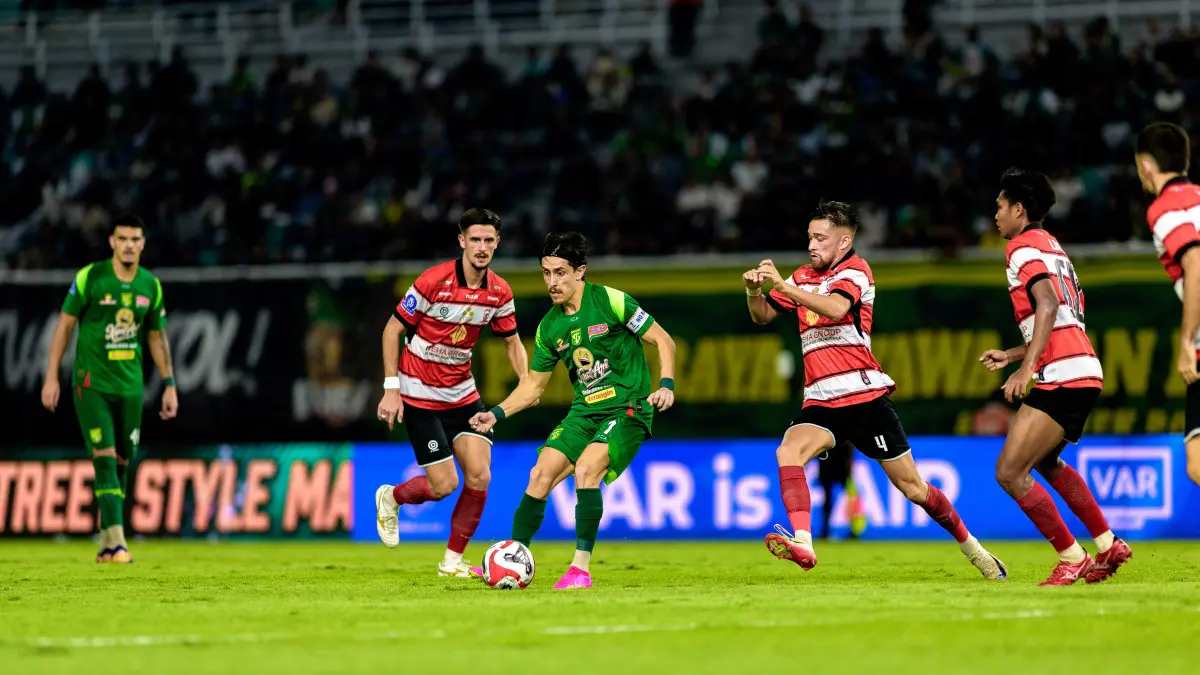 Fransisco Rivera yang tidak dalam kondisi 100 persen dipaksakan untuk diturunkan karena kendala kedalaman skuad yang dialami Persebaya.  